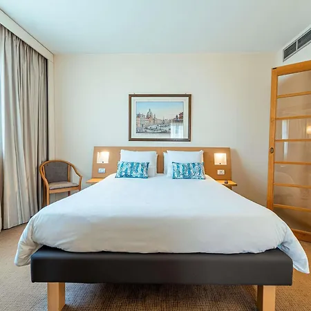 Hotel Novotel Est 4*